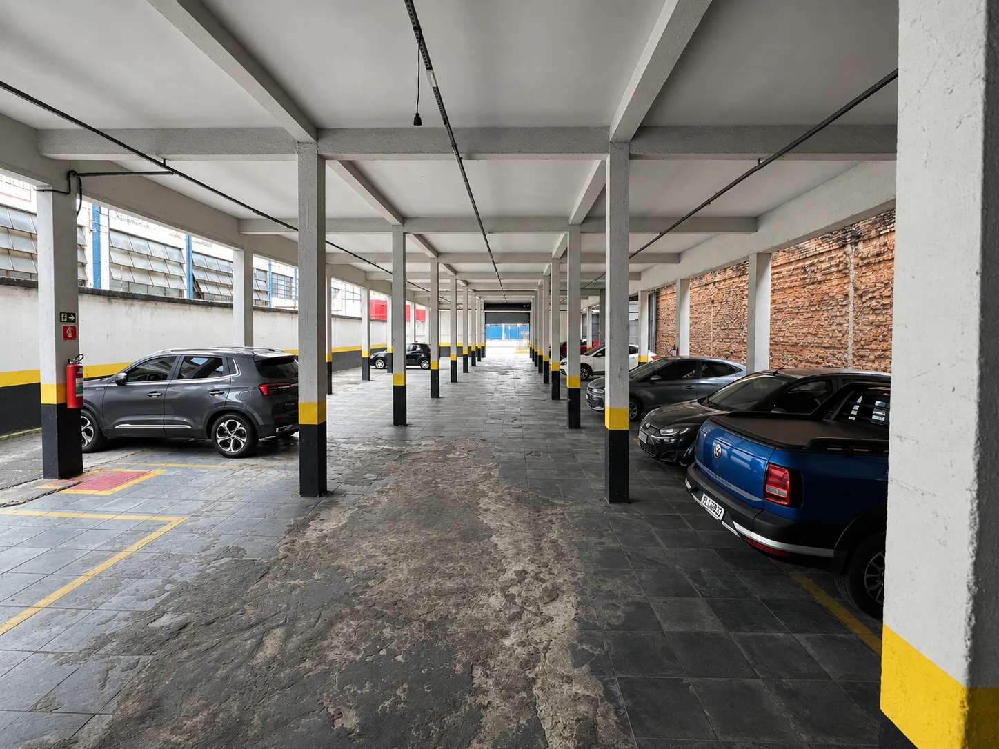 Estacionamento coberto da academia